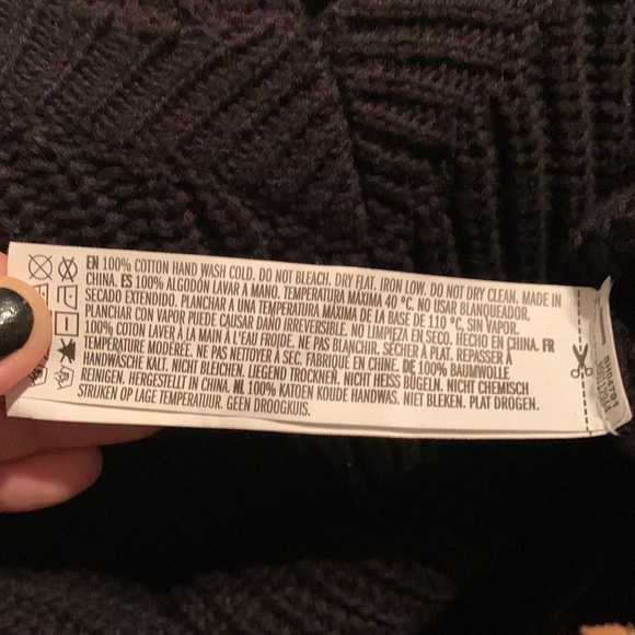 ⭐️HOST PICK⭐️ [S]👚F21 shark bite sweater - Picture 4 of 4